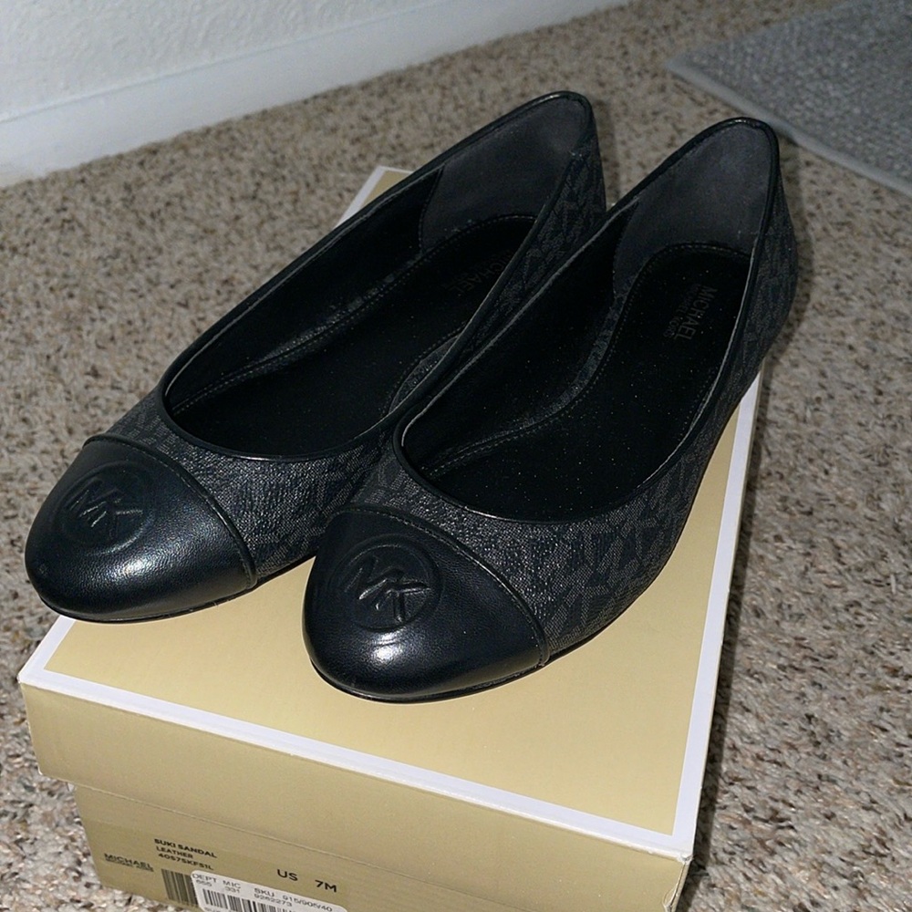 Michael kors flat shoes